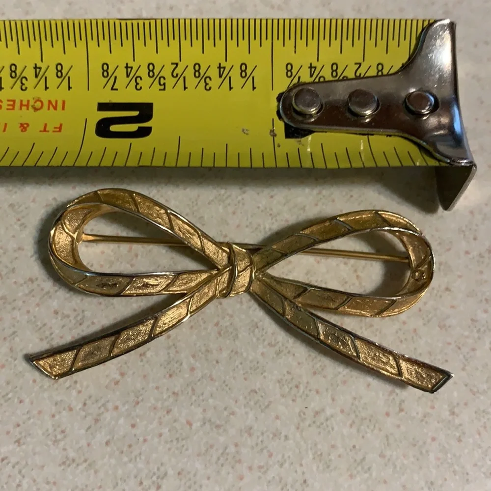 Trifari gold tone bow broach (98)